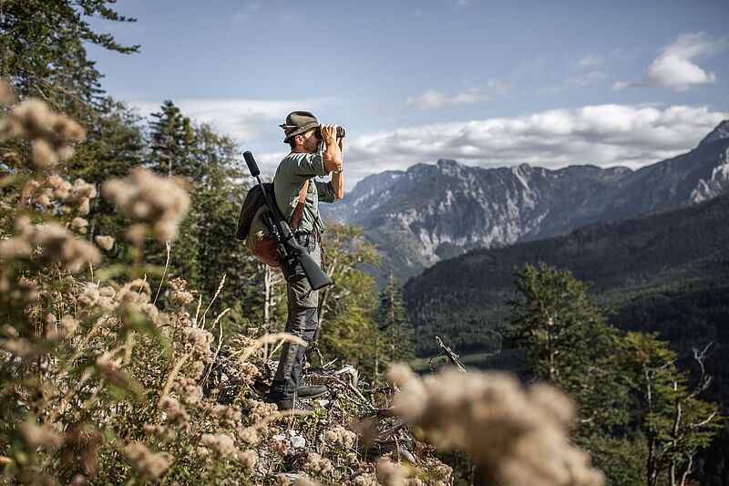 ÖBf-Revierleiter Egon Lind am Südhang des Eibenbergs (OÖ) (c) oebf/Michael Groessinger