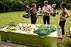 Regina Reiter vom BSP-Team der Bundesforste zeigt Biosphärenpark-Direktor Dr. Herbert Greisberger und Irene Szerencsics, Direktorin des Zentrums für Intensiv- und Sonderpädagogik in Purkersdorf, das Biosphärenparkspiel. (Credit: ÖBf/G.Waiss)