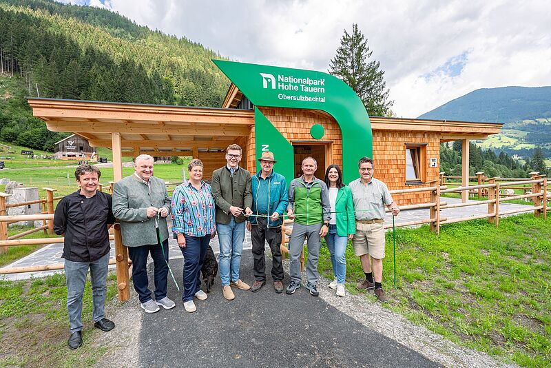 Eröffnung u.a. mit Landesrat Maximilian Aigner (4.v.l.), ÖBf-Betriebsleiterin Johanna Heuser (3.v.l.), ÖBf-Revierleiter Karl Mitterhauser (4.v.r.), Stefan Lerch (NPHT, (3.v.r.) und Bgm. Neukirchen, Wald (c) NPHT/Kreidl-Glück