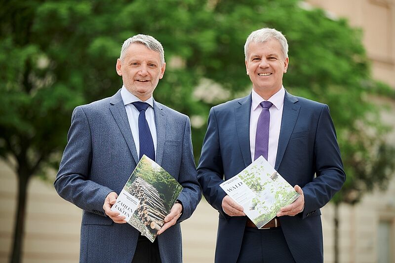 ÖBf-Vorstände Georg Schöppl (li) und Andreas Gruber (re) mit Nachhaltigkeitsbericht zum Geschäftsjahr 2022 (c) APA/Hörmandinger