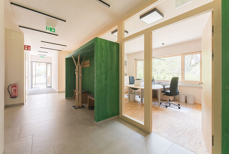 Einblick in die modernen Büroräumlichkeiten im neuen ÖBf-Revierleiterzentrum in St. Gilgen-Abersee (c) ÖBf/W. Lienbacher