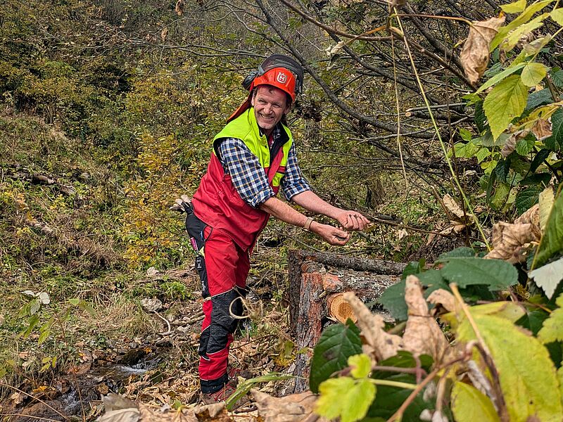 v.l.: Forstfacharbeiter Georg Rettenwender zeigt einen der eingerichteten Sandbadeplätze (c) oebf