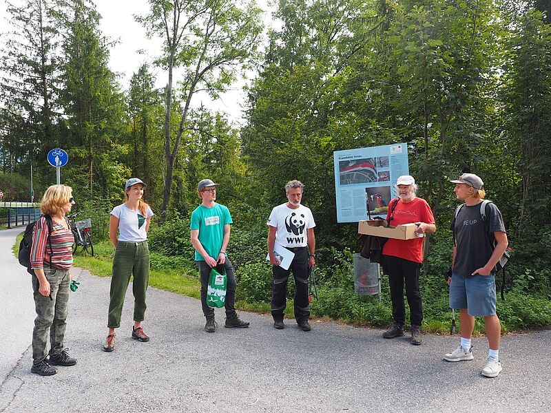 Freiwillige Helferinnen und Helfer mit ÖBf-Naturraummanagerin Vera Baumgartner (2.v.l.), Linus Scoz von den Naturfreunden Innsbruck (3.v.l.), Anton Vorauer, Schutzgebietsbeauftragter der Innauen (3.v.r.) (c) Carolina Behensky