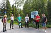 Freiwillige Helferinnen und Helfer mit ÖBf-Naturraummanagerin Vera Baumgartner (2.v.l.), Linus Scoz von den Naturfreunden Innsbruck (3.v.l.), Anton Vorauer, Schutzgebietsbeauftragter der Innauen (3.v.r.) (c) Carolina Behensky