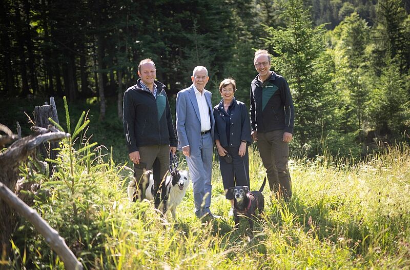 v.l.n.r. ÖBf-Revierleiter Hannes Embacher, Bundespräsident Alexander Van der Bellen, Doris Schmidauer und ÖBf-Betriebsleiter Hermann Schmiderer im Wald der Zukunft der Bundesforste in Erl (c) HBF/Carina Karlovits