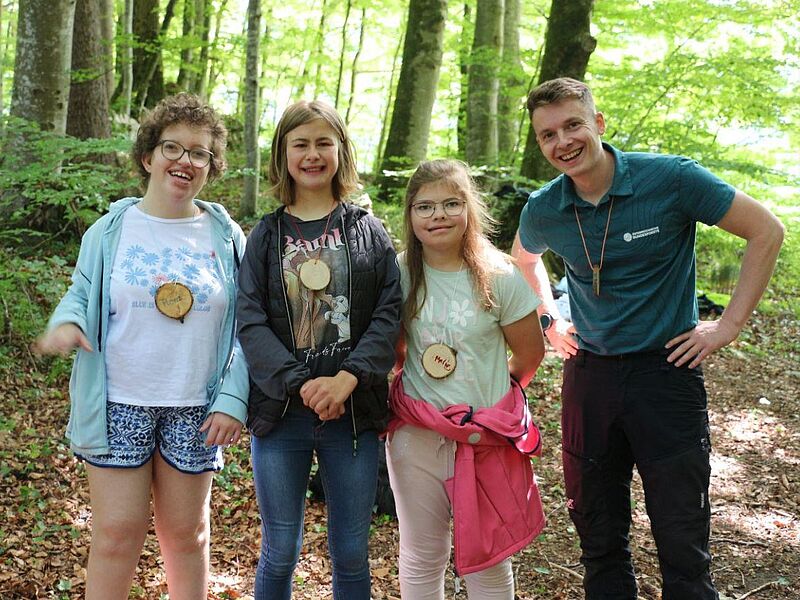ÖBf-Experte Julian Schumann mit den begeisterten Kindern (c) Landessonderschule Kramsach