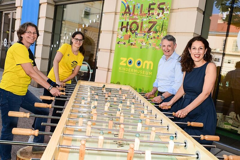 Nachwuchsfußballerinnen des FC Mariahilf bei der Eröffnung des XXL-Wald-Wuzlers mit ZOOM Direktorin Andrea Zsutty und ÖBf-Vorstand Georg Schöppl (c) eSeL.at/Joanna Pianka