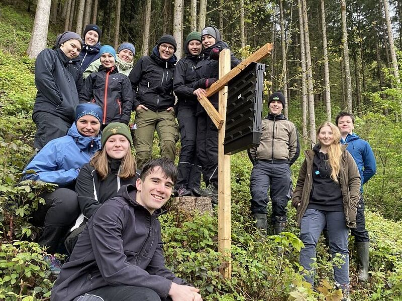 Schüler*innen der HBLFA Tirol mit Borkenkäfer-Monitoringfalle (c) Julia Rieder