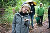 Klimaschutzministerin Leonore Gewessler mit Feuersalamander im Wienerwald (c) ÖBf-Archiv/F. Helmrich