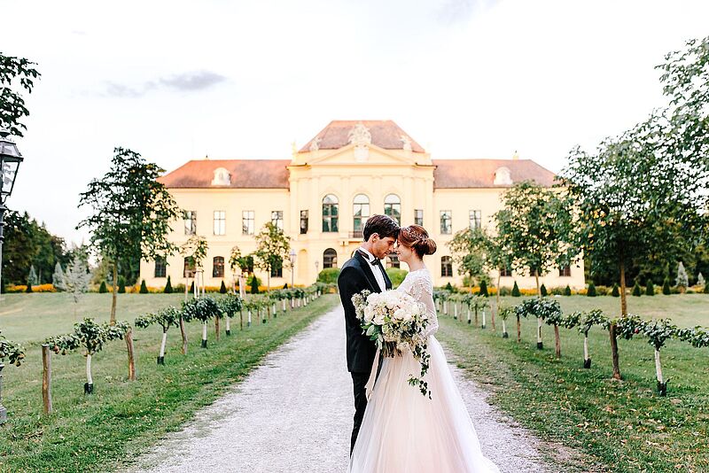 Brautpaar vor Schloss Eckartsau