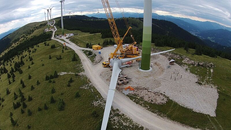 Turmsegment mit Rotorblättern - Vorbereitungen für die Sternmontage der Rotorblätter Pretul I (Stmk), 2016 (c) Grant Thomson
