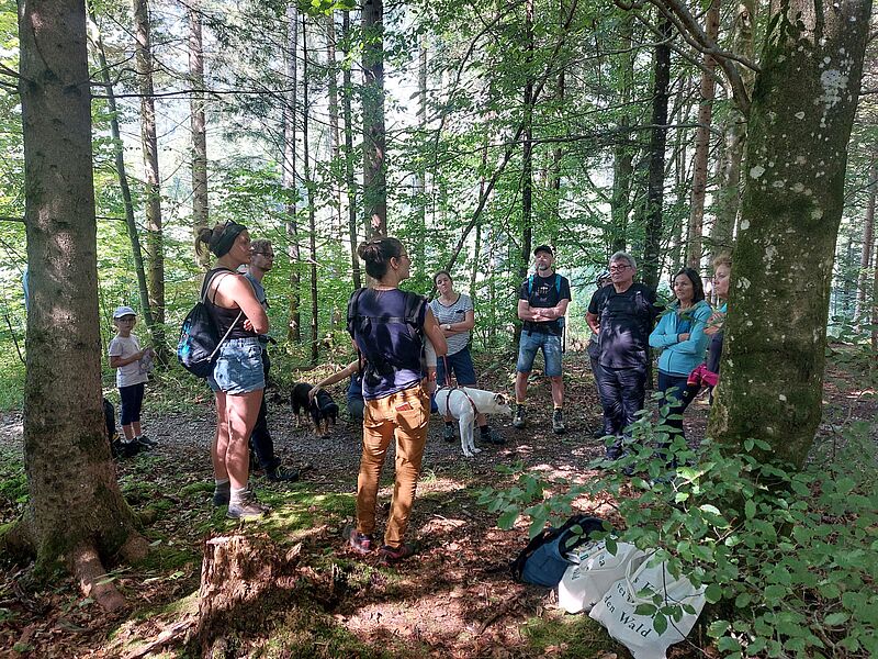 Teilnehmer*innen bei der Waldführung (c) ÖBf