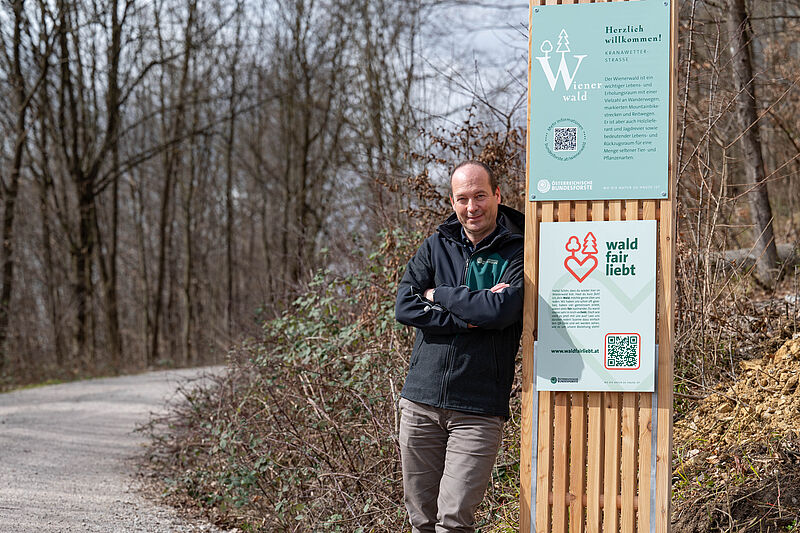Gerald Oitzinger, Leiter des ÖBf-Forstbetriebs Wienerwald, präsentiert die neue Kampagne vor Ort im Wienerwald (c) ÖBf-Archiv/F. Helmrich