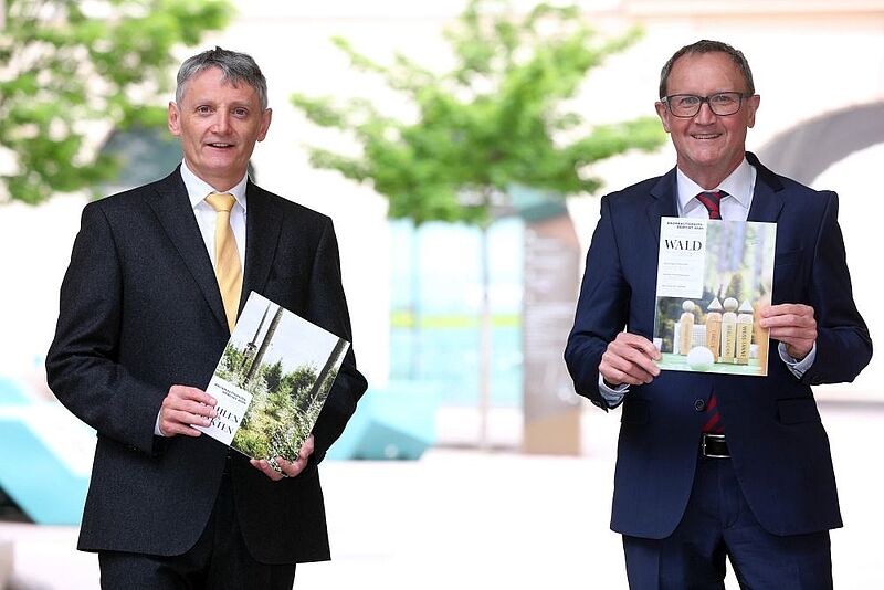 ÖBf-Vorstände Georg Schöppl (li) und Rudolf Freidhager (re) mit Nachhaltigkeitsbericht zum Geschäftsjahr 2020 (c) APA/Schedl ÖBf-Vorstände Georg Schöppl (li) und Rudolf Freidhager (re) mit Nachhaltigkeitsbericht zum Geschäftsjahr 2020 (c) APA/Schedl
