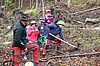 ÖBf-Waldpädagoge Martin Steyrer und Schüler*innen beim Einpflanzen der Jungbäume (c) Ferienregion Dachstein Salzkammergut
