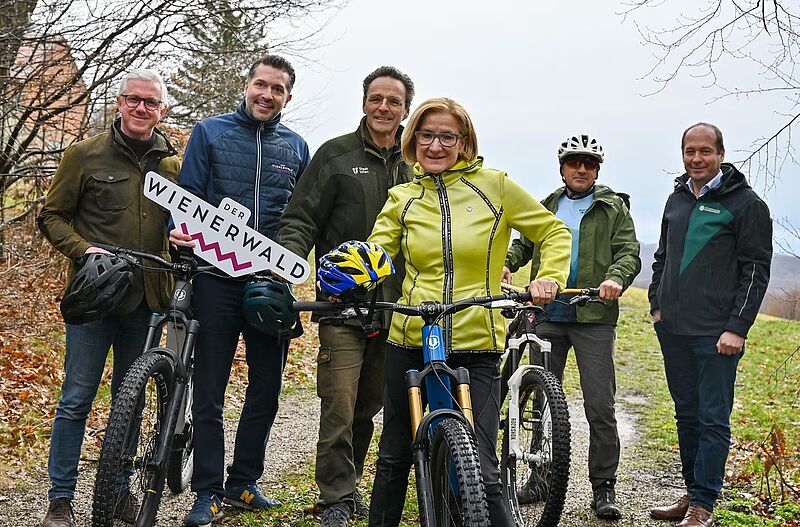 Die Vertreter der MTB Plattform Wienerwald freuen sich: v.l.n.r. DI Andreas Weiß (Biosphärenpark Wienerwald), Mag. Michael Wollinger (GF Wienerwald Tourismus), Alexander Mrkvicka (Forstbetriebe Stadt Wien), Landeshauptfrau Johanna Mikl-Leitner, Andreas Mocha (Verein Wienerwald Trails), DI Gerald Oitzinger (ÖBf) (c) Wienerwald Tourismus/Baden Media