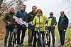 Die Vertreter der MTB Plattform Wienerwald freuen sich: v.l.n.r. DI Andreas Weiß (Biosphärenpark Wienerwald), Mag. Michael Wollinger (GF Wienerwald Tourismus), Alexander Mrkvicka (Forstbetriebe Stadt Wien), Landeshauptfrau Johanna Mikl-Leitner, Andreas Mocha (Verein Wienerwald Trails), DI Gerald Oitzinger (ÖBf) (c) Wienerwald Tourismus/Baden Media
