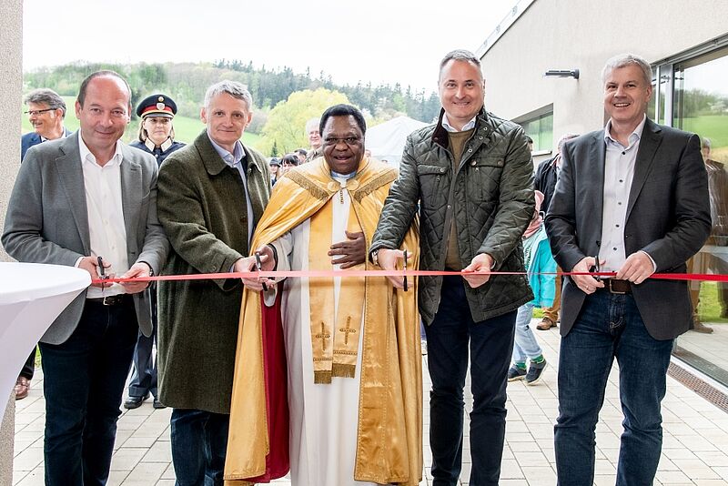 v.l.n.r.: ÖBf-Betriebsleiter G. Oitzinger, ÖBf-Vorstandssprecher G. Schöppl, Pfarrer Msgr. Laurent, Bgm. M. Cech und ÖBf-Vorstand A. Gruber bei der Eröffnung des neuen ÖBf-Betriebsstandortes in Gablitz-Allhang (c) ÖBf/Lichtpunkt Fotografie