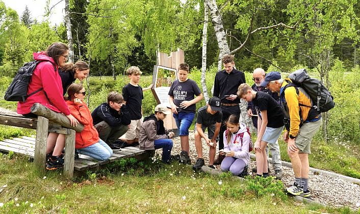 Schüler*innen bei der Exkursion ins Wasenmoos (c) Moorverein Wasenmoos