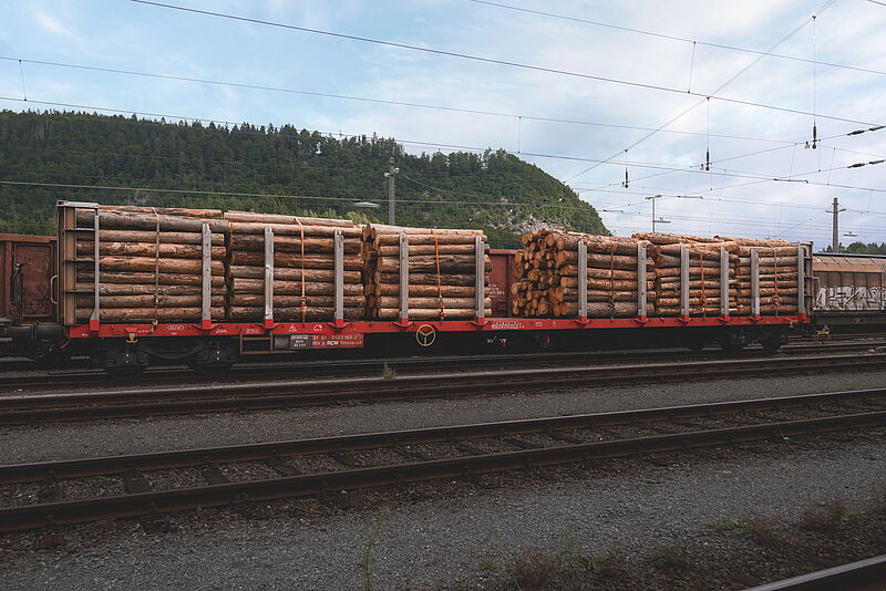 Holztransport auf Schiene