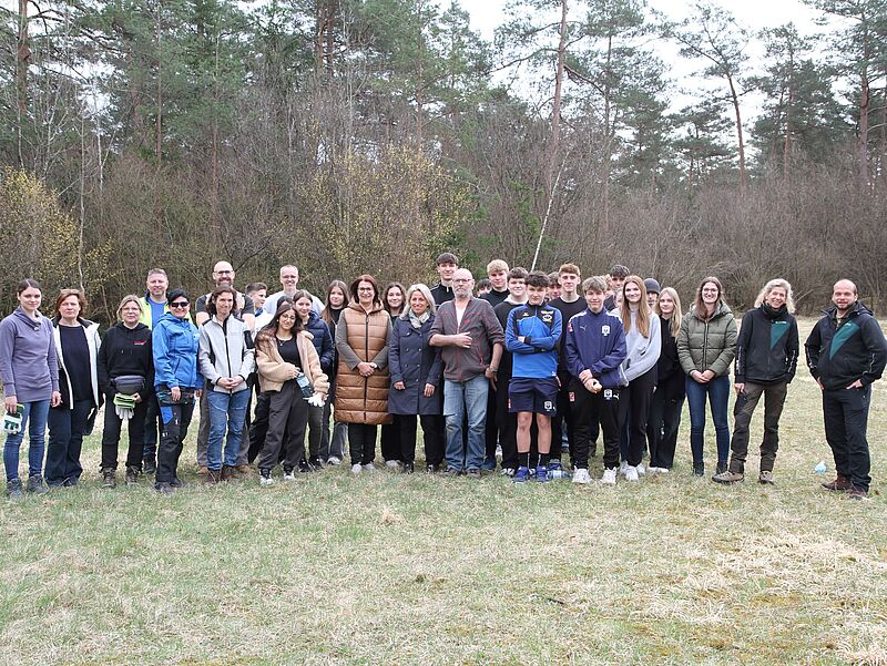 Umweltgemeinderätin Michaela Pfaffeneder (Mitte links) mit Kerstin Kronsteiner und Marie Eisenstöck (Stadtgemeinde Amstetten); Paul Seisenbacher, Petra Labenbacher, Birgit Köck, Friedrich Wiesinger und Peter Tomazic (SWARCO); Johann Ortner (Hobbyentomologe); Maren Röttger und Marcus Reiter (ÖBf); Bettina Aichinger, Katharina Günther Bed, Brigitte Steininger (Lehrerinnen) mit Schüler*innen der 1AK sowie 2AK Waidhofen © Stadtgemeinde Amstetten