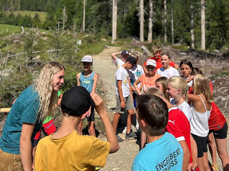 ÖBf-Expertin Anna Gösweiner bei der waldpädagogischen Führung mit den Schüler*innen (c) oebf ÖBf-Expertin Anna Gösweiner bei der waldpädagogischen Führung mit den Schüler*innen (c) oebf