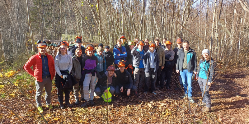 Waldexkursion mit Revierleiter Peter Schefbänker (2.v.r.) und Forstwirtin Palmira Deißenberger (re.) (c) B. Guggenberger Waldexkursion mit Revierleiter Peter Schefbänker (2.v.r.) und Forstwirtin Palmira Deißenberger (re.) (c) B. Guggenberger