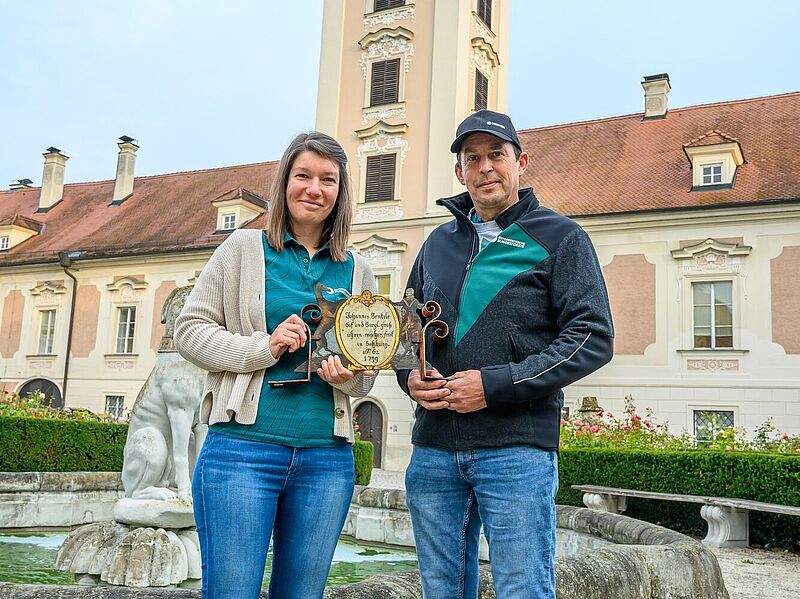Karin Haselsteiner, Leiterin ÖBf-Forstbetrieb Steyrtal, und Schlosswart Hannes Mitterhuber (c) oebf/W. Simlinger Karin Haselsteiner, Leiterin ÖBf-Forstbetrieb Steyrtal, und Schlosswart Hannes Mitterhuber (c) oebf/W. Simlinger