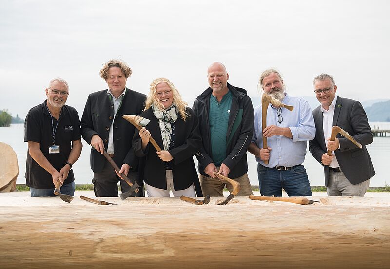 v.l.: A. Egger (Pfahlbauverein), L. Aschauer (Leiter ÖBf-Forstbetrieb Traun-Innviertel), K. Grömer (Naturhistorisches Museum Wien), D. Keck (ÖBf-Revierleiter), W. Lobisser (Experimentalarchäologe), G. Egger (Bgm. Seewalchen) (c) oebf/W. Lienbacher