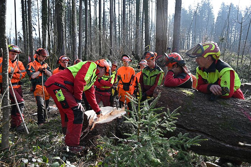 ÖBf-Praxistrainer Johann König mit den Teilnehmer*innen (c) C. Mooslechner