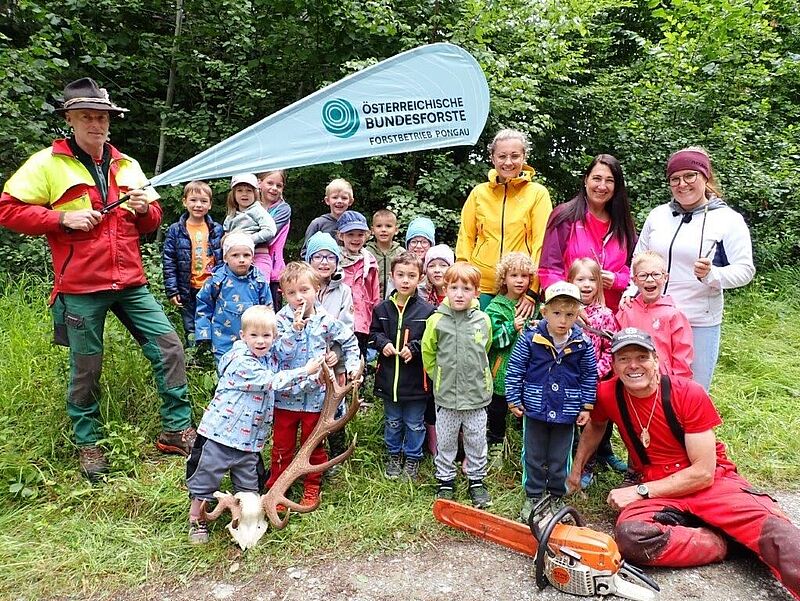 Pöhamer Kindergartenkinder mit ÖBf-Experten (c) ÖBf