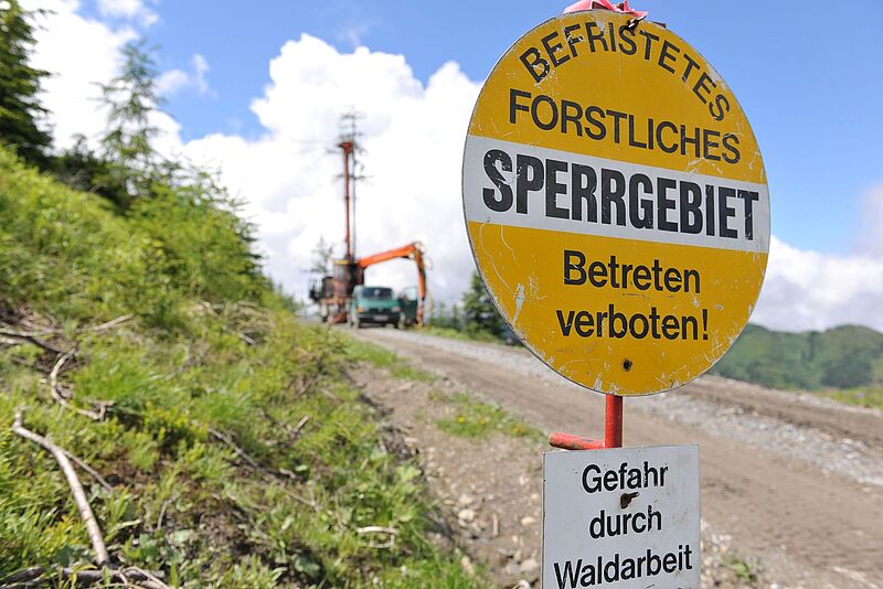 >> PRESSEFOTOS >> Foto: Forstliches Sperrgebiet, Ernte mit Seilkran im Hintergrund (c) ÖBf-Archiv/G. Wolkersdorfer Forstliches Sperrgebiet, Ernte mit Seilkran im Hintergrund