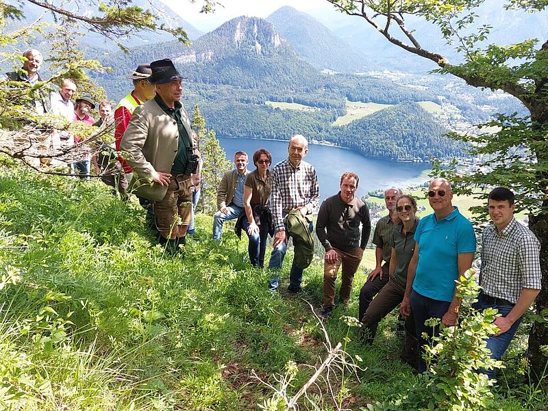 Exkursionsteilnehmer*innen mit Christoph Reischenböck (8.v.r.), Betriebsleiter-Stellvertreter des ÖBf-Forstbetriebs Inneres Salzkammergut und seinen Kolleg*innen (c) ÖBf