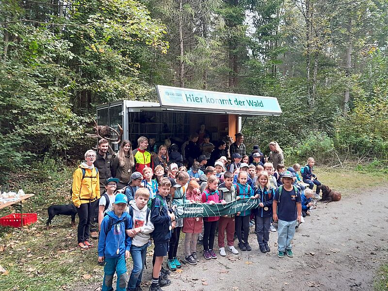 Schüler*innen vor dem WILD.LIVE! Mobil (c) oebf Schüler*innen vor dem WILD.LIVE! Mobil (c) oebf