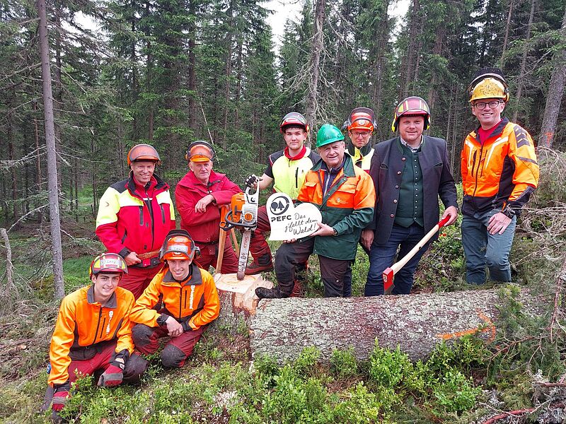 v.l.: Kursteilnehmer, Hans König (ÖBf), Kursteilnehmer, Franz Bliem (ÖBf), Kursteilnehmer, Ökonomierat Rudi Rosenstatter (Waldverband Salzburg), Paul Grimming (LFA Salzburg), DI Mathias Gappmaier (LFS Tamsweg), Johann Schitter (Bezirkbauernkammer-Obmann Lungau) (c) Alexander Zobl