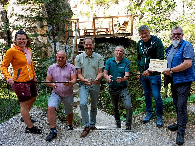 v.l.: Maria Wirtenberger (stv. GF Achensee Tourismus), Franz Meßner (Vizebürgermeister Steinberg), Hans Entner (Obmann Achensee Tourismus), Gerald Siebenhofer (ÖBf-Revierleiter), Martin Tschoner (GF Achensee Tourismus), Robert Huber (Gasthaus Waldhäusl) (c) Achensee Tourismus