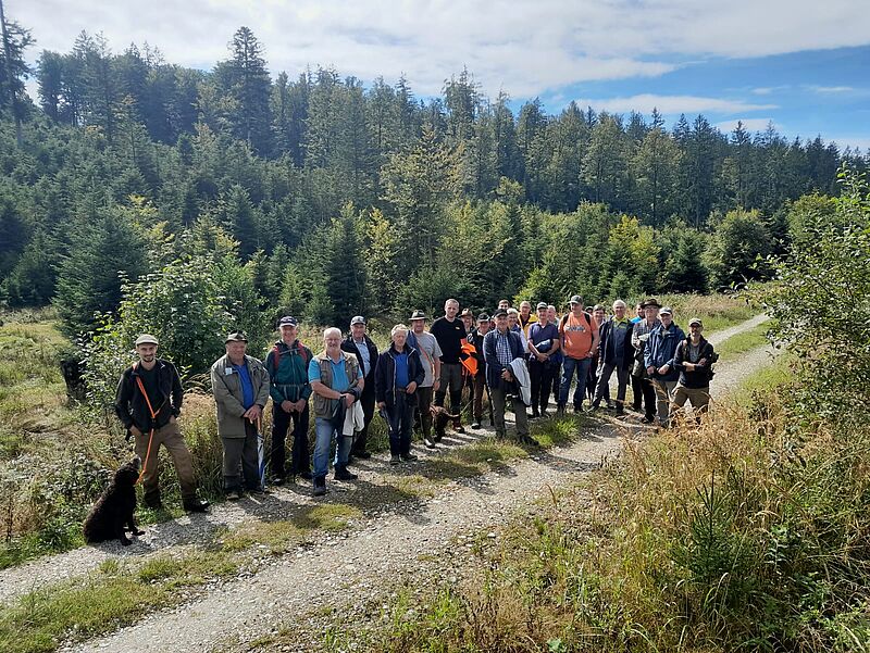 Teilnehmer*innen der Waldführung im Kobernaußerwald (c) ÖBf