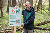 Gerald Oitzinger, Leiter des ÖBf-Forstbetriebs Wienerwald, präsentiert die neue Kampagne vor Ort im Wienerwald (c) ÖBf-Archiv/F. Helmrich