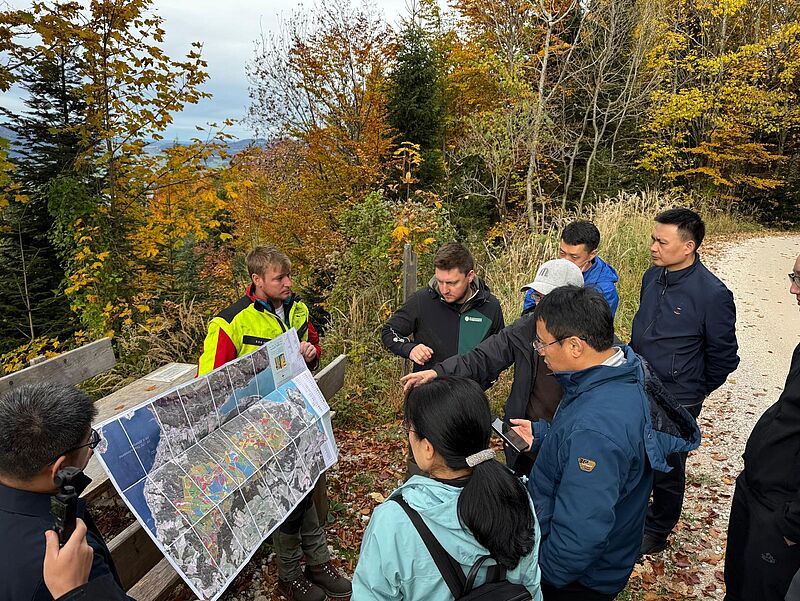 ÖBf-Holzernteleiter Mathias Moser bei der Exkursion im ÖBf-Forstrevier Loibichl (c) oebf