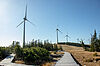Windenergieanlagen im Windpark Pretul und Steg über das Schwarzriegelmoor