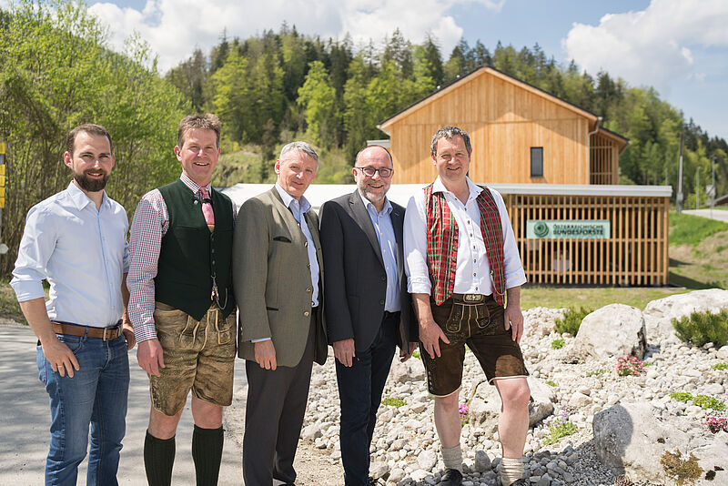 v.l.n.r.: ÖBf-Bauleiter Konrad Streit-Maier, ÖBf-Projektleiter Siegfried Polz, ÖBf-Vorstand Georg Schöppl, Bgm. St. Gilgen Otto Kloiber, ÖBf-Betriebsleiter Erwin Stampfer (c) ÖBf/W. Lienbacher