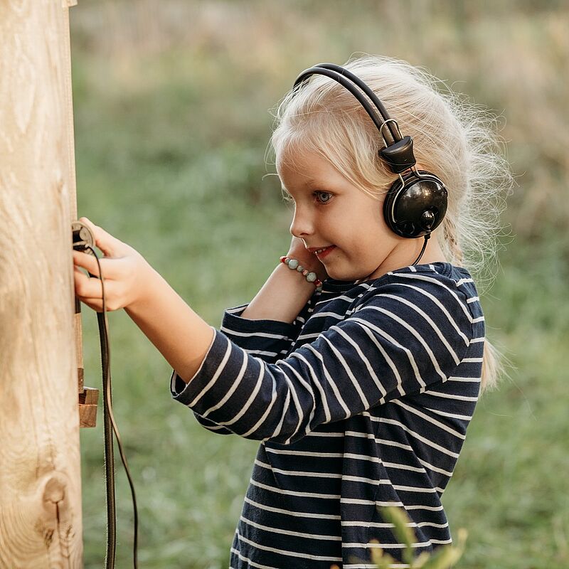 Kinder erforschen die Natur mit dem Spähikel © ÖBf/Schnuhz Photography