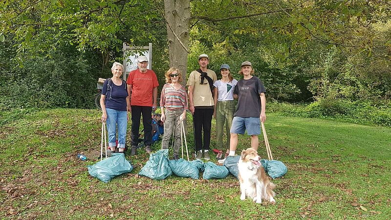 Cleanup-Helferinnen und -Helfer in den Kranebitter Innauen mit ÖBf-Naturraummanagerin Vera Baumgartner (2.v.r.) (c) ÖBf