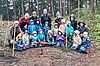 Kinder des Wurzel-Weg Kindergartens mit ihren Betreuerinnen, ÖBf-Försterin Steffi Zimmermann (li.) und ihren Kollegen © ÖBf