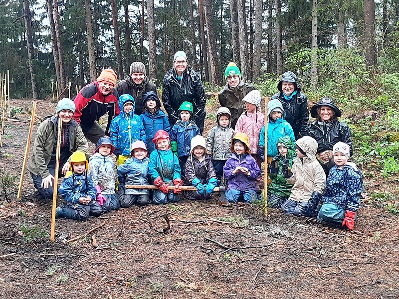 Kinder des Wurzel-Weg Kindergartens mit ihren Betreuerinnen, ÖBf-Försterin Steffi Zimmermann (li.) und ihren Kollegen © ÖBf