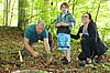 Gemeinsames Pflanzen von Kiefern  (c) Landessonderschule Kramsach