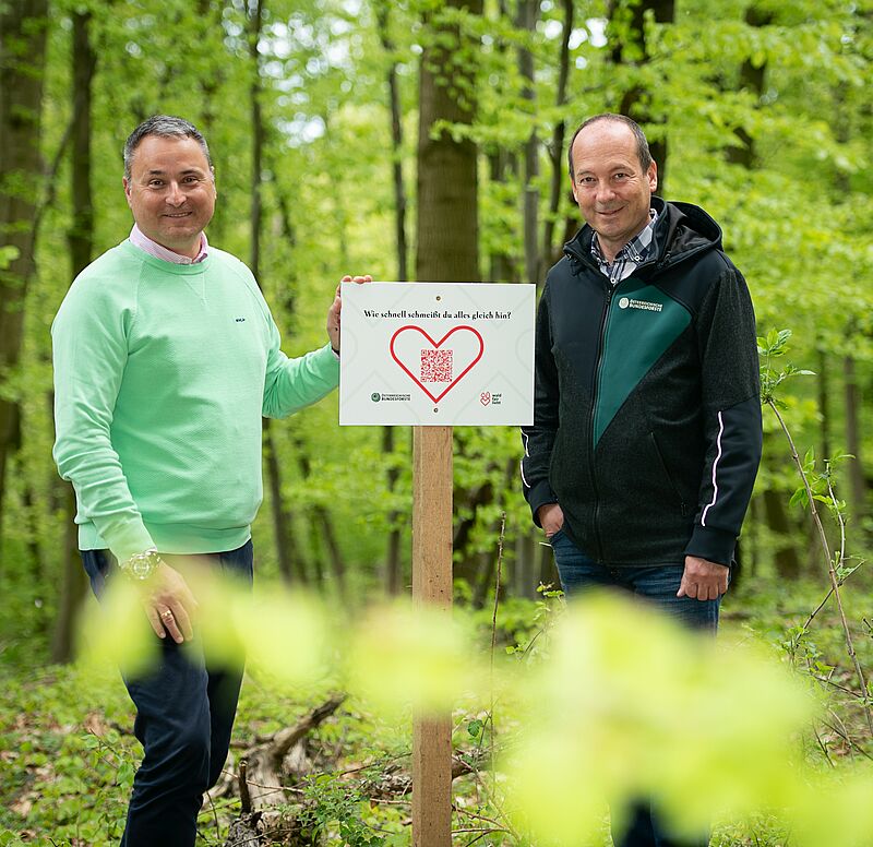 Fotos v.l.n.r. Michael Cech, Bürgermeister der Gemeinde Gablitz, und Gerald Oitzinger, Leiter des ÖBf-Forstbetriebs Wienerwald © ÖBf/Lichtpunkt Fotografie