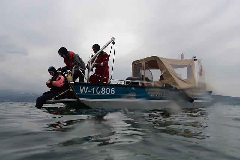 Das Forschungsboot mit Tauchern, die kurz davor sind zur Grabungsstelle abzutauchen.