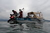Das Forschungsboot mit Tauchern, die kurz davor sind zur Grabungsstelle abzutauchen.