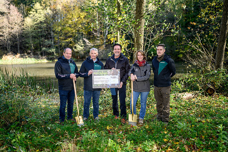 v.l.: Gerald Oitzinger (Leiter ÖBf-Forstbetrieb Wienerwald), Georg Schöppl (ÖBf-Vorstandssprecher), Werner Panhauser (Vorstand Helvetia), Claudia Kubista (ÖBf-Biosphärenparkteam), Georg Eret (Leiter ÖBf-Forstrevier Klausen) v.l.: Gerald Oitzinger (Leiter ÖBf-Forstbetrieb Wienerwald), Georg Schöppl (ÖBf-Vorstandssprecher), Werner Panhauser (Vorstand Helvetia), Claudia Kubista (ÖBf-Biosphärenparkteam), Georg Eret (Leiter ÖBf-Forstrevier Klausen)